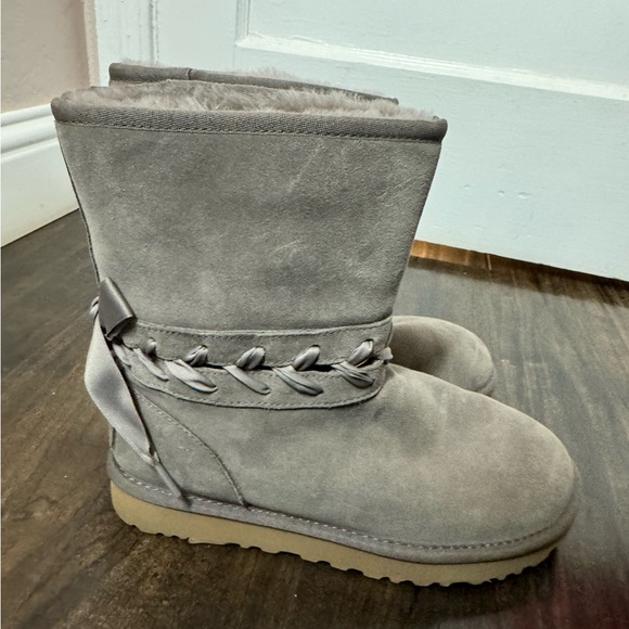 Ugg boots size 8 - Picture 2 of 5